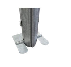 Stålplatta för att hålla ändstolpen på plats i fruktodling